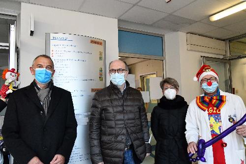  Il vicegovernatore del Friuli Venezia Giulia con delega alla Salute Riccardo Riccardi in visita al Burlo Garofolo in occasione dell'avvio della campagna vaccinale per gli under 11 ricoverati nella struttura pediatrica